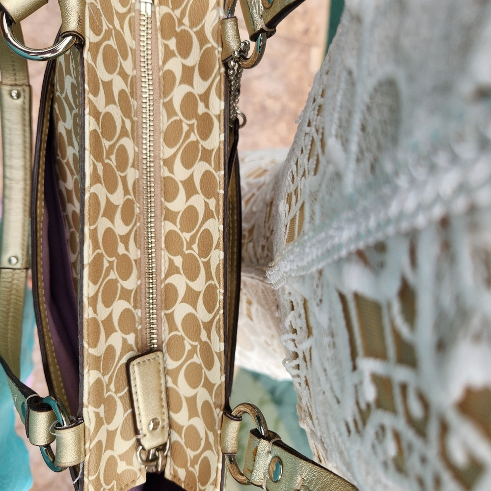 Gorgeous Coach Chelsea Heritage Shoulder bag. Gold, Khaki & Cream EUC - Picture 13 of 16